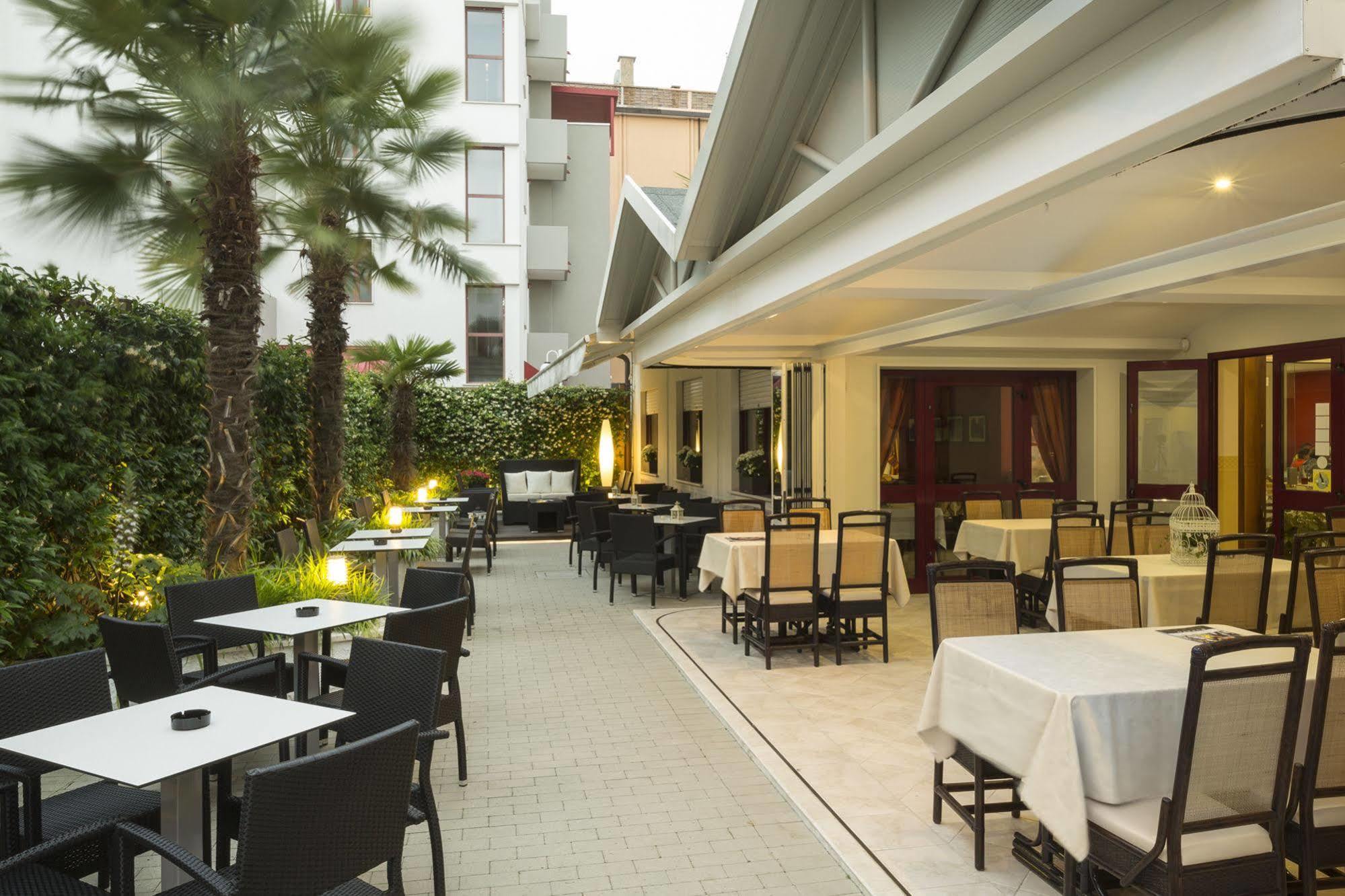 Hotel Imperia Лідо-ді-Єзоло Екстер'єр фото