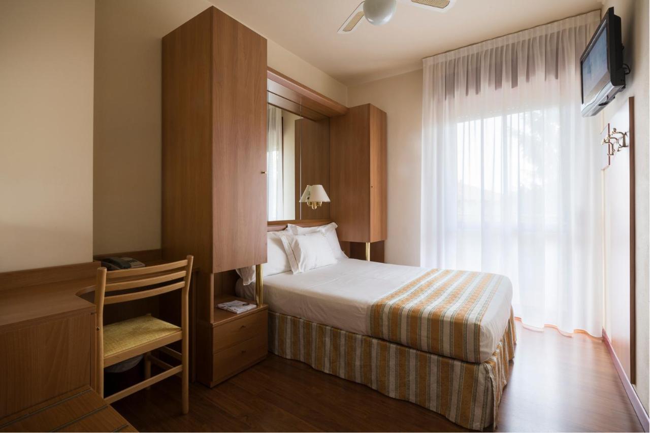 Hotel Imperia Лідо-ді-Єзоло Екстер'єр фото