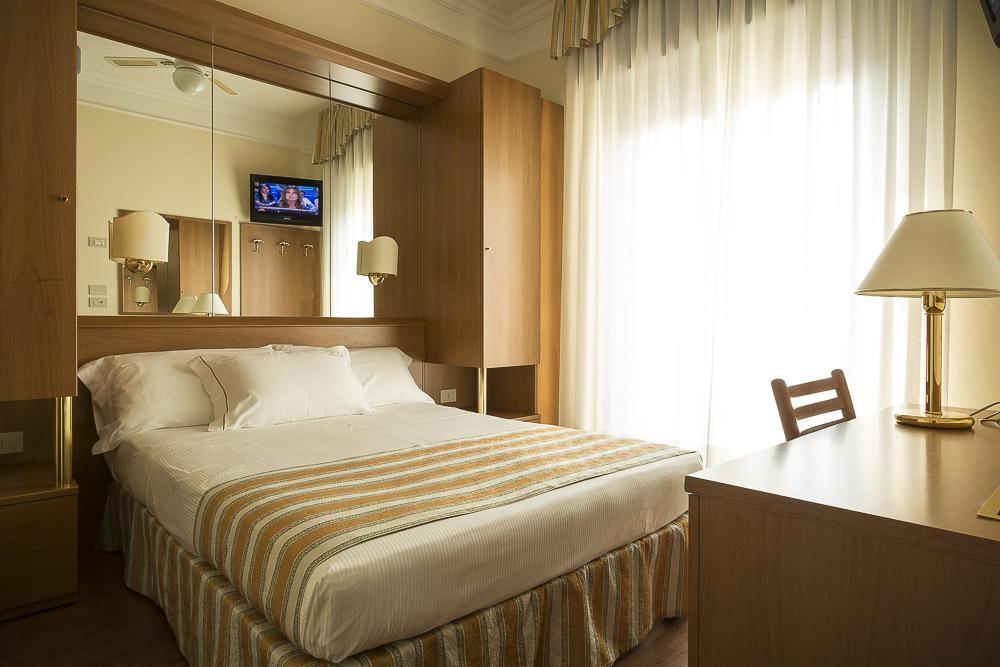 Hotel Imperia Лідо-ді-Єзоло Екстер'єр фото